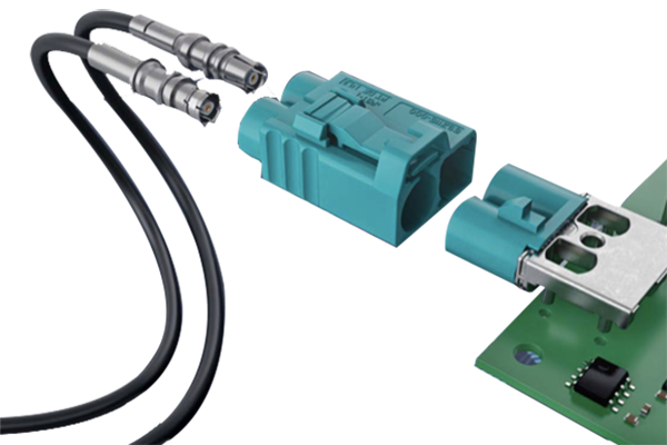 汽車(chē)射頻線(xiàn)束是指用于傳輸無(wú)線(xiàn)電信號(hào)的電線(xiàn)束，通常位于汽車(chē)內(nèi)部。它通常由多根電線(xiàn)組成，包括信號(hào)線(xiàn)、電源線(xiàn)和地線(xiàn)等。這些電線(xiàn)通過(guò)一定的結(jié)構(gòu)形式將它們組織在一起，以便更好地傳輸信號(hào)和減少干擾。